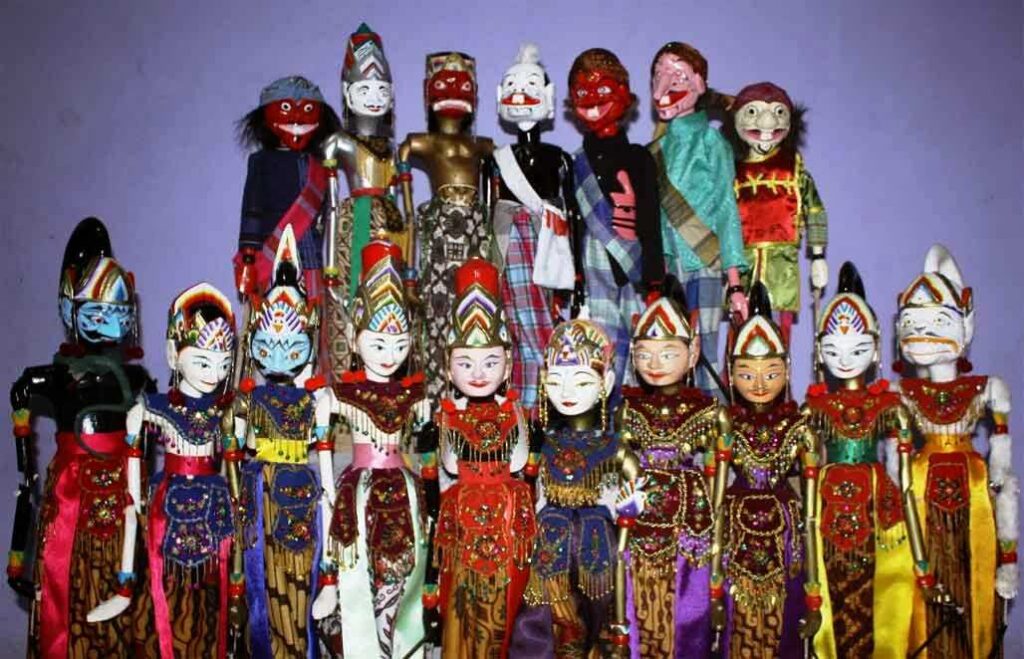 Wayang Golek: Pertunjukan boneka kayu yang dimainkan oleh dalang